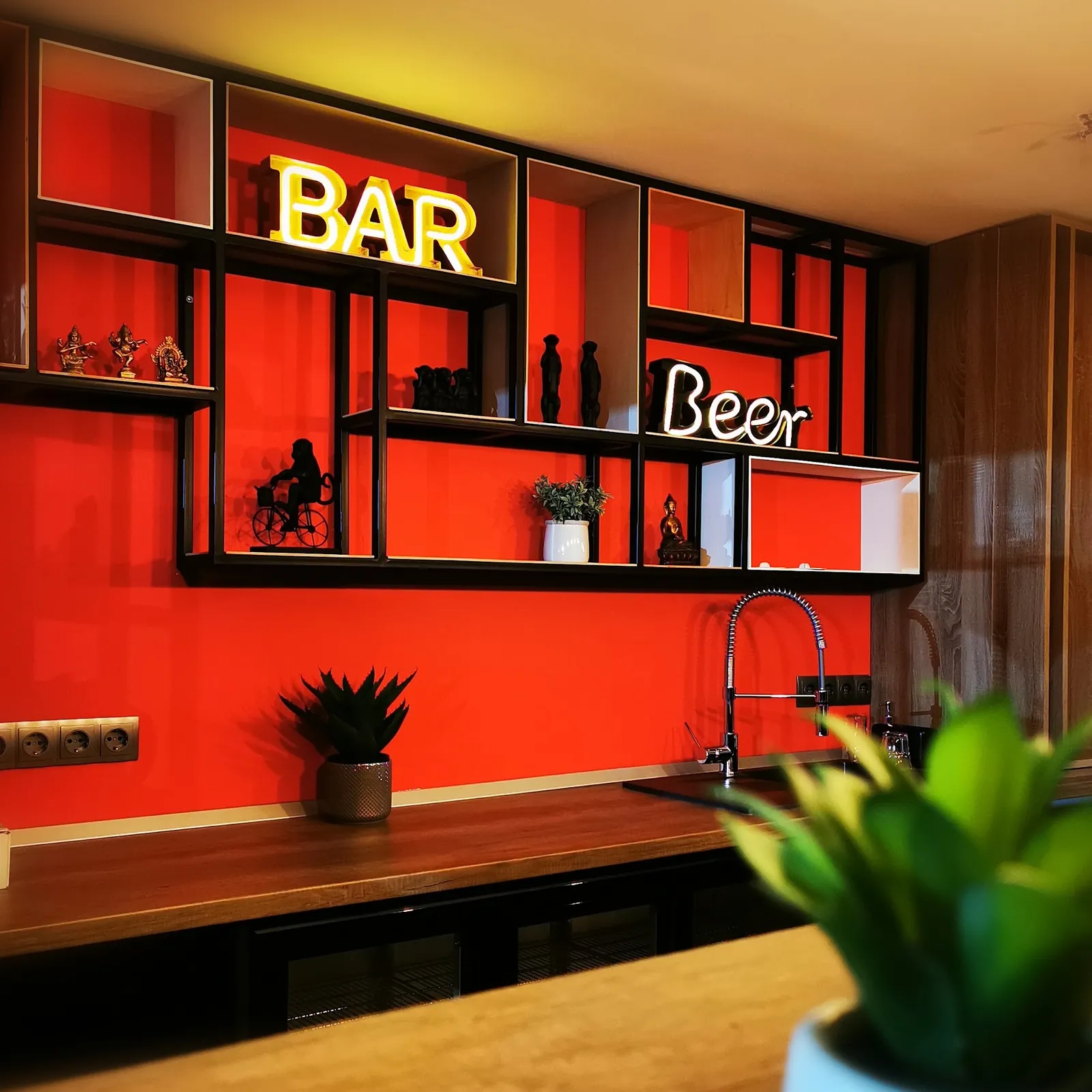 Barul cu neon BAR și Beer