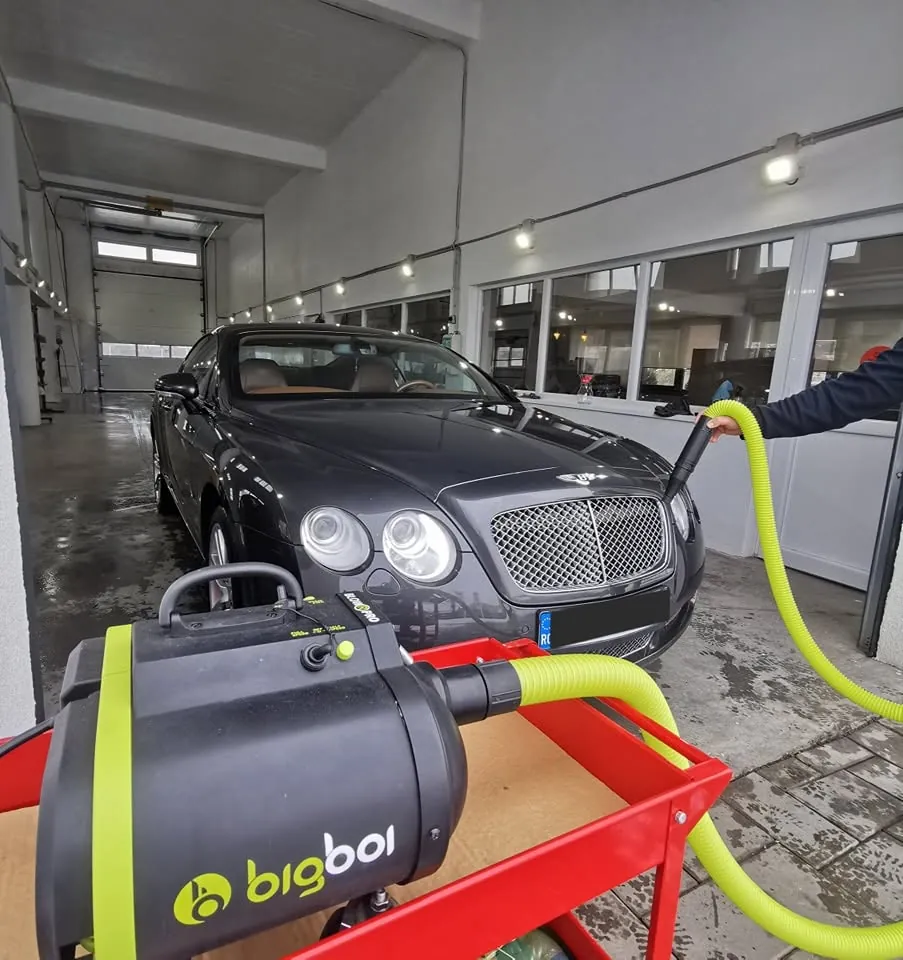 Uscare cu aer cald BigBoi pe un Bentley