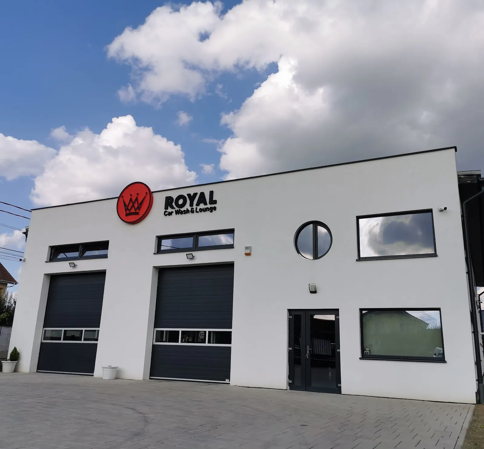 Clădirea Royal Car Wash & Lounge