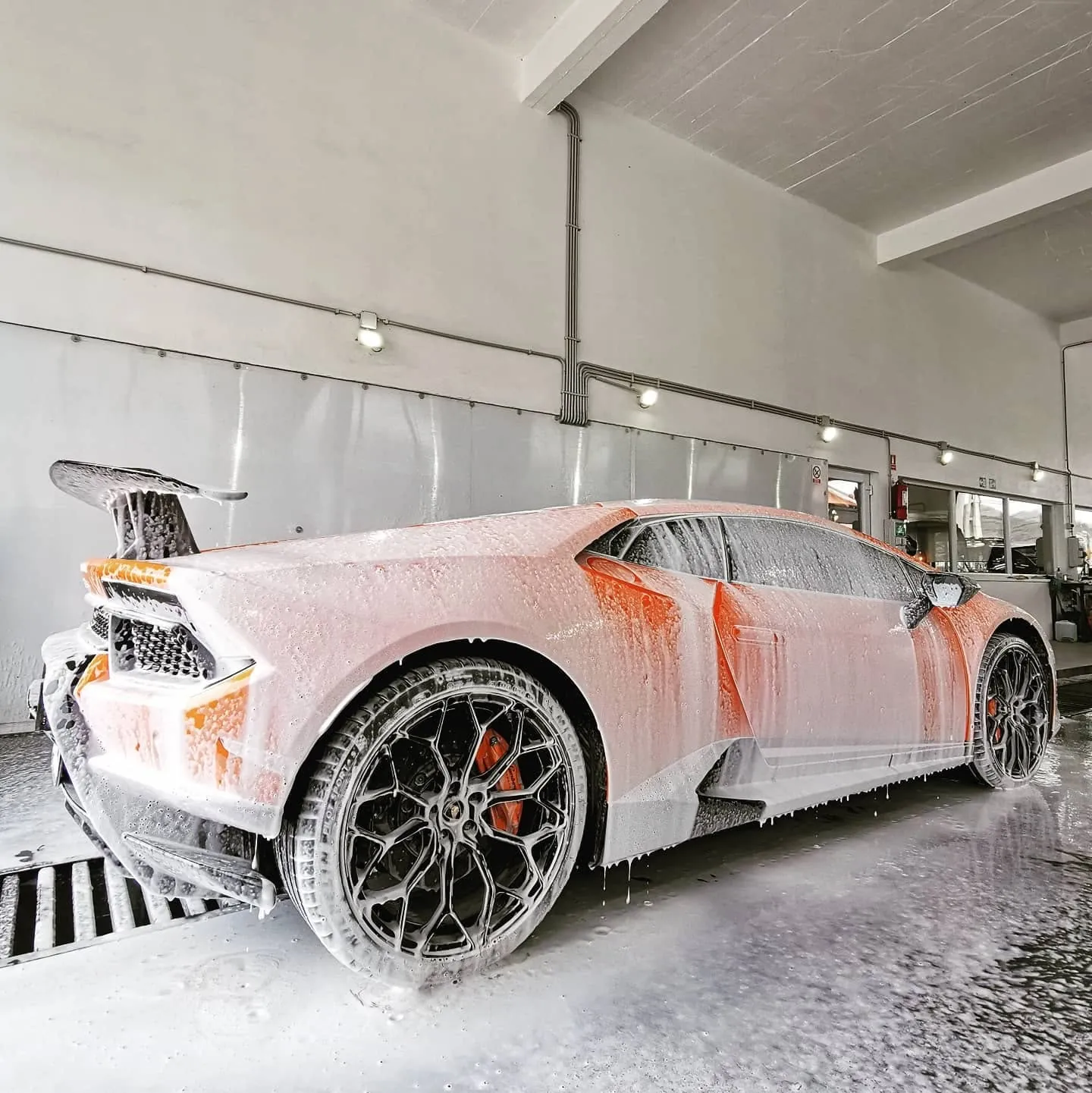 Lamborghini Huracán acoperit de spumă activă