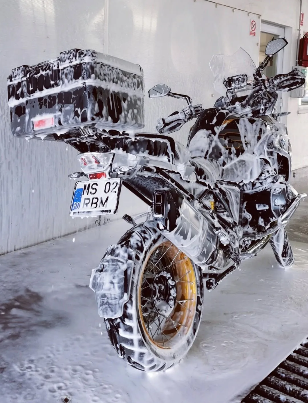 Motocicletă acoperită de spumă